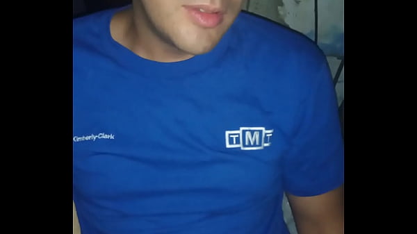 Con ganas de pija, se la mete en la boca