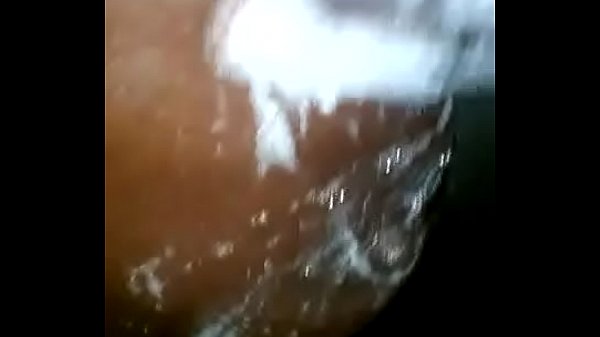 la chatte avec clito excis&eacute; 3 prend son bain