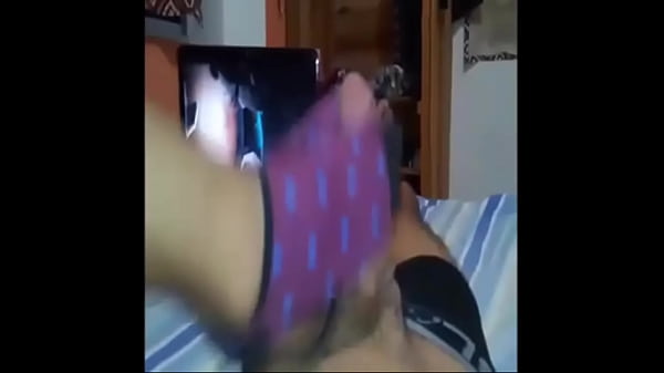 Estaba viendo una pel&iacute;cula hasta que mi vecina empezo a masturbarme