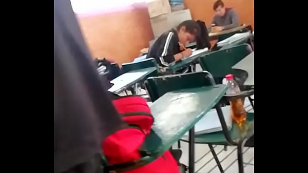 chucho rasc&aacute;ndose un huevo