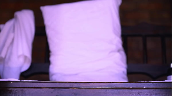 La madrastra y el infiel compartieron una mirada llena de promesas. 