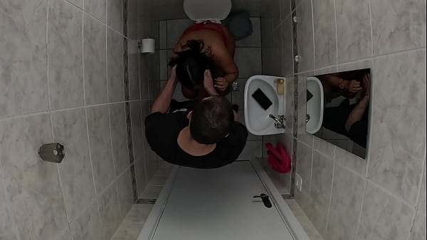 Foi no banheiro esqueceu de trancar a porta amigo entrou e meteu a rola nela