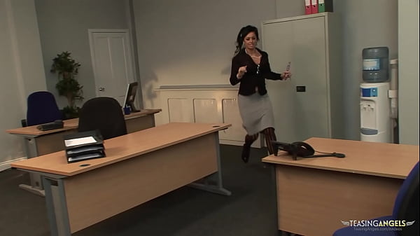 Her boss wanted to fuck her cunt the moment he saw her in black stockings 