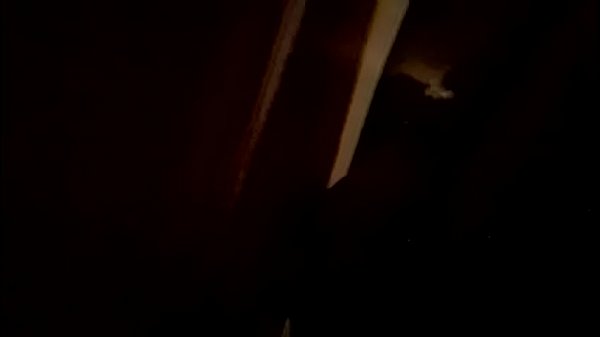 Eu punhetando dois estranhos no gloryhole