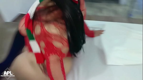 Este fue mi mejor regalo de navidad, este culo grande y tetas grandes que me dio la puta de mi madrastra - Parte 1