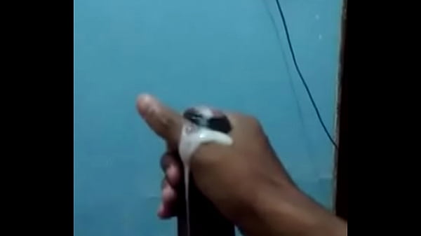 Punheta neg&atilde;o cafu&ccedil;u gozando muito