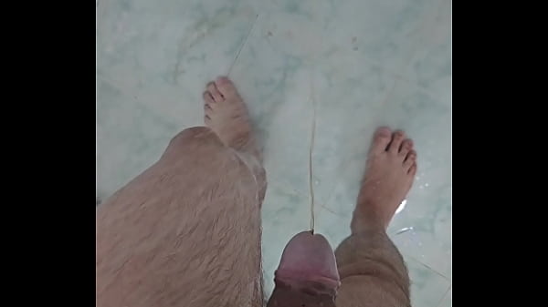 FETICHE - NOVINHO SAFADO MIJANDO NO BANHO 