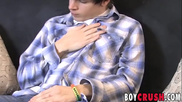 Twink anal plays while jerking off solo