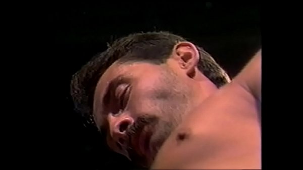 Pompini al maschile nella stalla