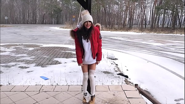 Mocny orgazm zimą przy drodze