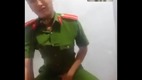 Anh c&ocirc;ng an l&agrave;m dog bị boss l&eacute;n quay m&agrave;n h&igrave;nh 