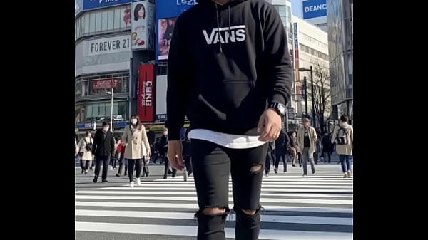 Pria yg lagi jalan" untuk melihat indah nya kota