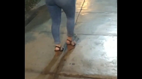 Latina con culazo caminando