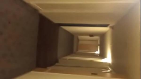 Desfilando pelos corredores e elevador do Hotel so de calcinha