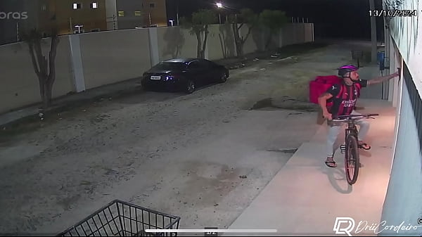 PEDI UM LANCHE NO IFOOD E SEDUZI O ENTREGADOR, GOZEI GOSTOSO NO PAU DESSE SAFADO