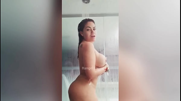 Rangel Carlos brincando com os dedinhos enquanto tomar um banho quente