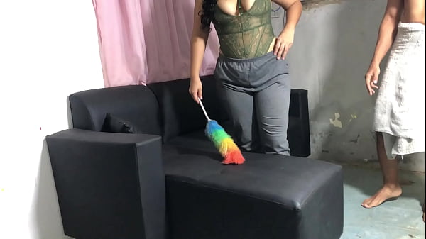 Joven no se aguanta al enorme culo de la sirvienta guatemalteca