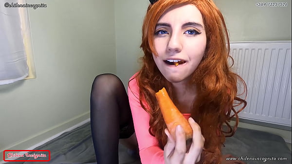 Coneja folla zanahoria y luego se la come