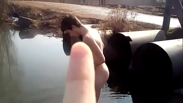 Banho de lagoa congelada, garoto russo do Youtube