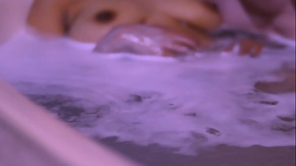 La hijastra acarici&oacute; suavemente el brazo de su pareja, insinuando que la noche en su hogar ser&iacute;a inolvidable e intensa.  