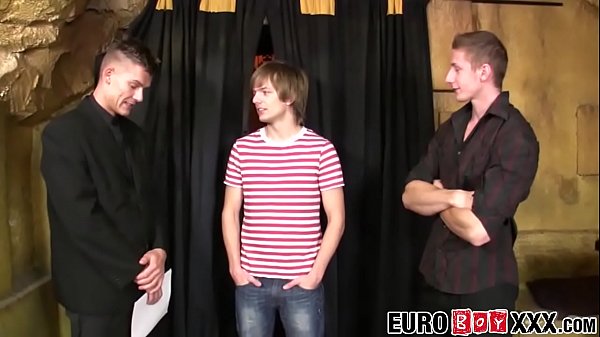 Homo has bareback threeway with fit guys