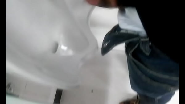 filmei escondido um cara mijando no banheiro da faculdade  