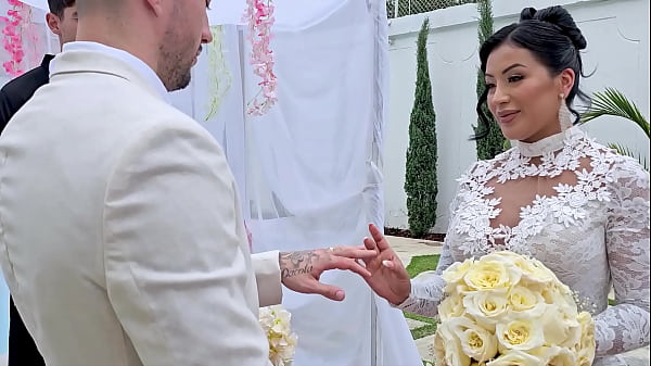 ESPOSA INFIEL SE FOLLA AL CURA EL D&Iacute;A DE SU BODA- MARIANA MARTIX