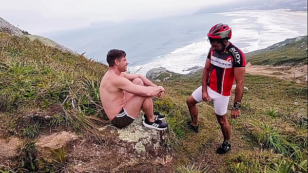 TURISTA XIOU NA PICA DO CICLISTA NA PRAIA EM FLORIAN&Oacute;POLIS  
