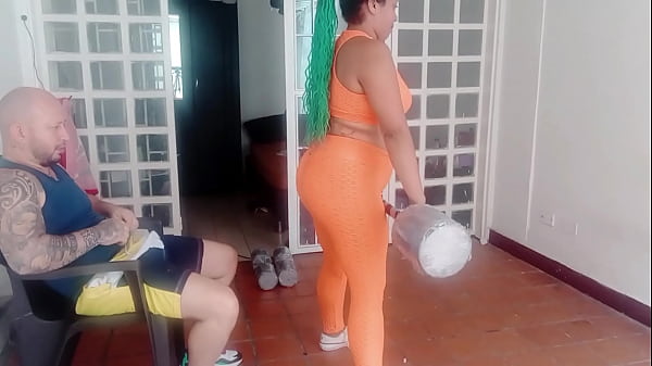 el instructor comienza a tocarme muy sensual lo que provoca que me ponga cachonda y comience a chuparle el pene