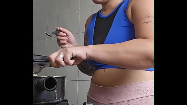 Estou fazendo bolinhos pro meu sogro e coloquei o shorts que ele adora