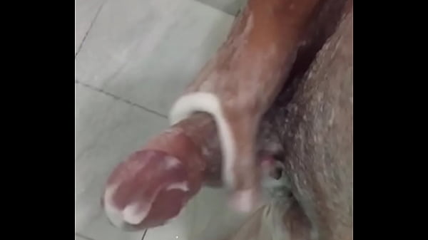 Cum. Gozando no banho.