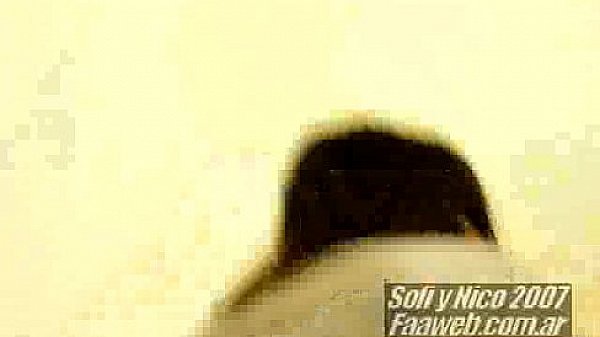 SOFI LA PUTITA ARGENTINA CHUPANDO DOS PIJAS