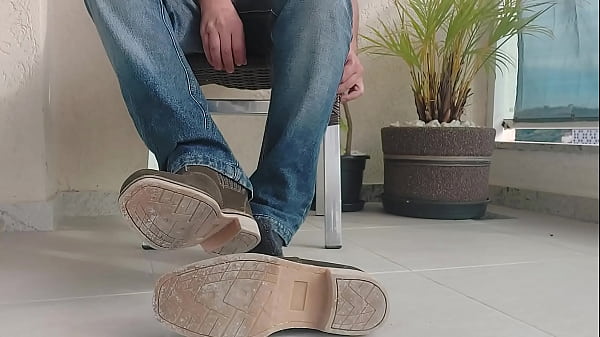 TIRANDO MINHA BOTA DE COWBOY DO TRABALHO - ZB22BR  