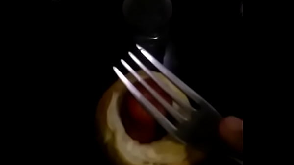 arrombando o cuzinho do p&atilde;o com salsicha 2