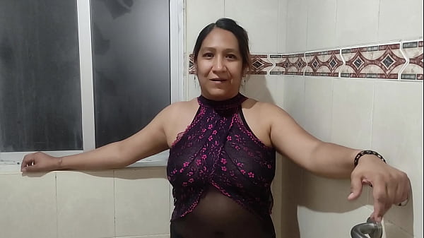 Rica cogida en un motel con luces rojas