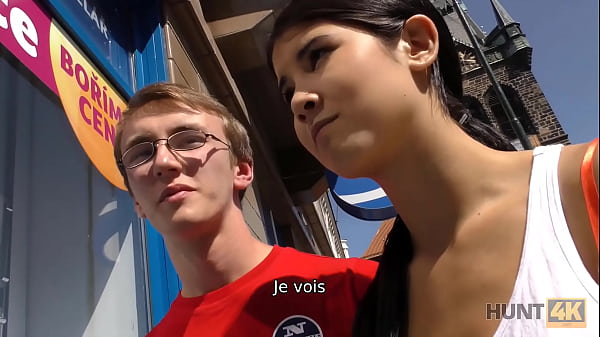 HUNT4K. Chico est&aacute; viendo como su novia hace una mamada y se deja follar