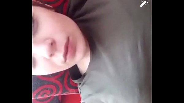 Se masturba con migo