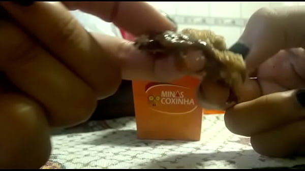 Apertando a coxinha ate sair o marrom todinho  