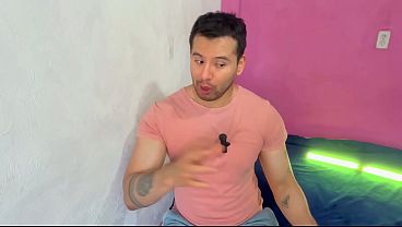 Recepcionista tiene sexo con el cliente venezolano del hotel! lo visita para follarlo salvajemente