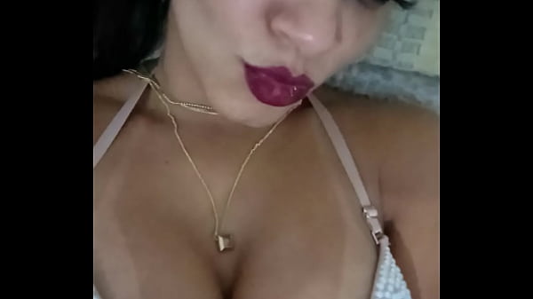 Intediada grazy moreno se masturba  em v&iacute;deo chamada