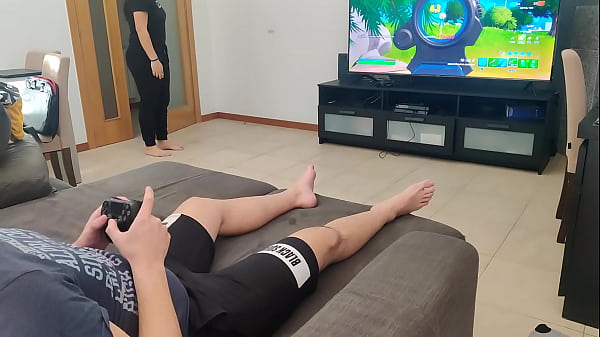 Hermanastra seduce a su hermanastro con una mamada para jugar fortnite  