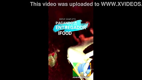 entregador recebendo pagamento da esposa safada