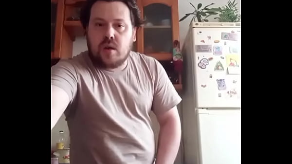 Этот парень положил свои ЯЙЦА на стол и начал дрочить  ЧЛЕН чтобы попробовать свежей КОНЧИ! 