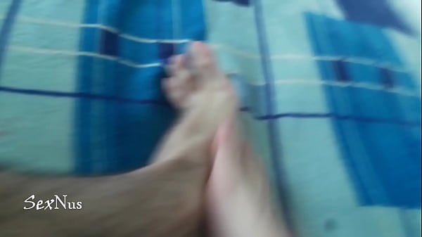 Fetiche de pie sobre la cama  