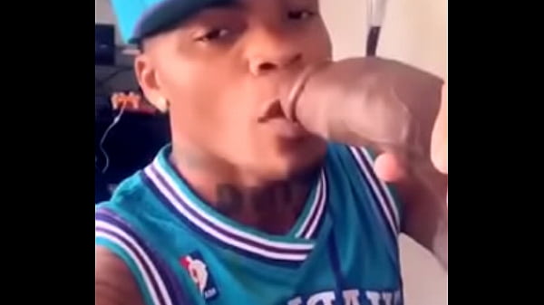 Dominicano haciendo oral a un enorme guevo negro
