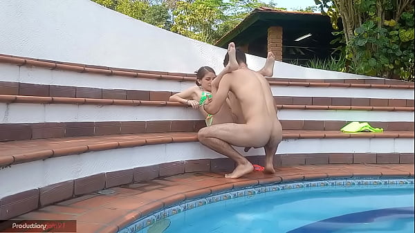 chica inocente disfruta de la piscina con su hermanastro chup&aacute;ndole la verga y fornicando