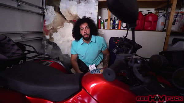 MILF Lolly Dames Offers To Handyman James Angel A Job: Fuck Her Pussy! 