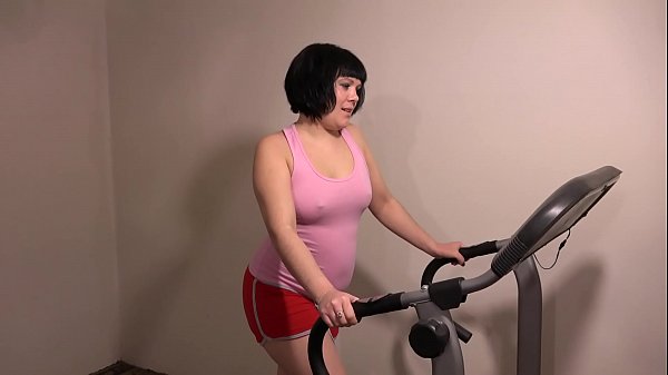 Anal plug inside my butt helps me exercise. Amateur fetish with a hot milf. 