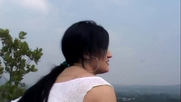 Milf affamata di cazzo fa sesso in un giardino pubblico  