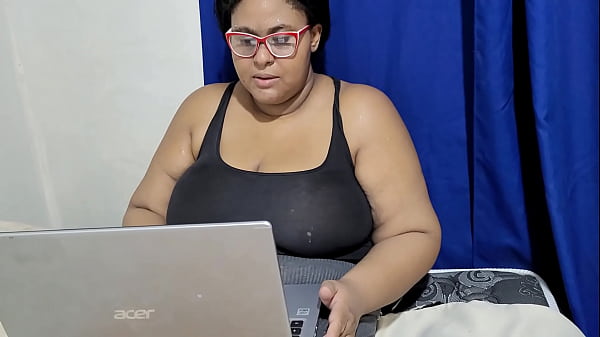 Professora recebe seu aluno em casa ele ent&atilde;o fode sua buceta em troca de boa nota e goza em seus peitos